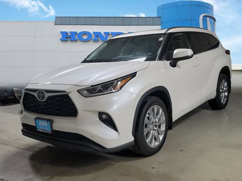 Used 2020 Toyota Highlander Limited image 2