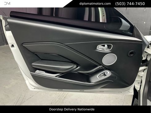 Used 2020 Aston Martin V8 Vantage Coupe image 31