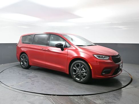 New 2026 Chrysler Pacifica Select image 3