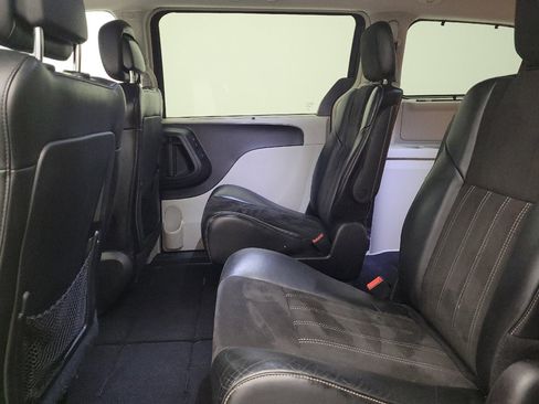 Used 2016 Chrysler Town & Country Limited image 18