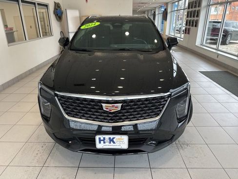 Used 2024 Cadillac XT4 Premium Luxury image 2