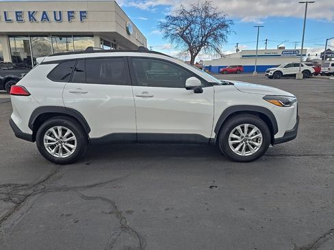 Used 2022 Toyota Corolla Cross LE image 2