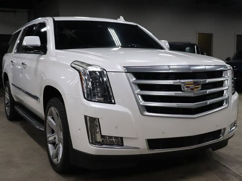 Used 2020 Cadillac Escalade ESV Premium Luxury image 7