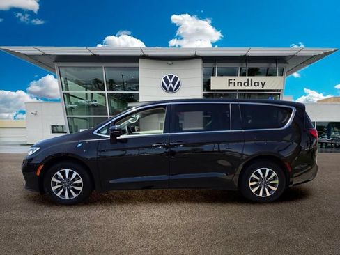 Used 2024 Chrysler Pacifica Limited FWD image 3