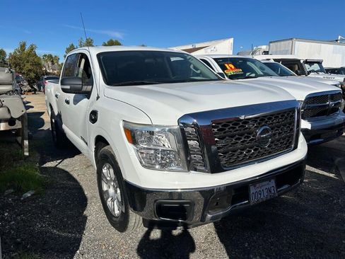 Used 2017 Nissan Titan SV image 3