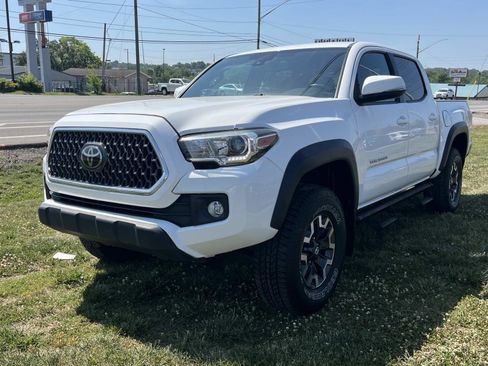 Used 2018 Toyota Tacoma TRD Off-Road AWD/4WD image 3