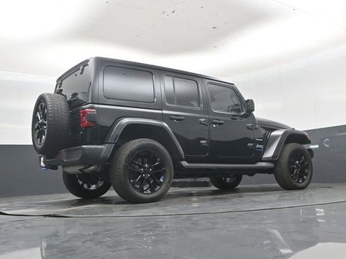 Used 2022 Jeep Wrangler Unlimited Sahara w/ Cold Weather Group AWD/4WD image 38