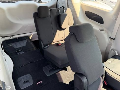 Used 2019 Chrysler Pacifica Touring Plus w/ Advanced Safetytec Group FWD image 13