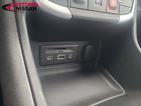 Used 2024 GMC Terrain SLT image 46