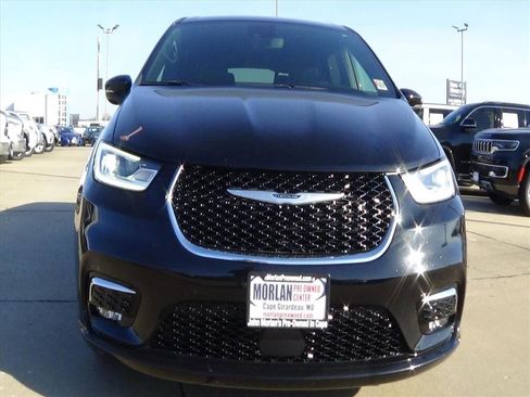 Certified 2025 Chrysler Pacifica Select image 3