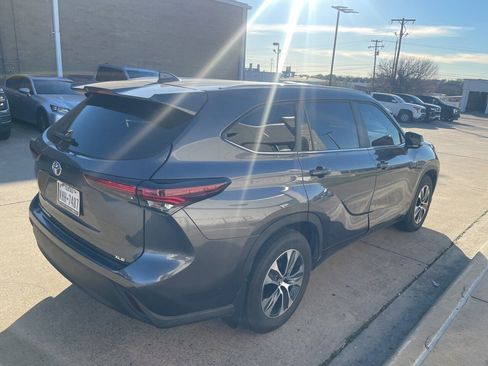 Used 2024 Toyota Highlander XLE image 3