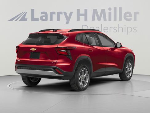 Used 2024 Chevrolet Trax RS w/ Sunroof Package FWD image 2