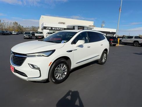 Used 2023 Buick Enclave Essence image 4