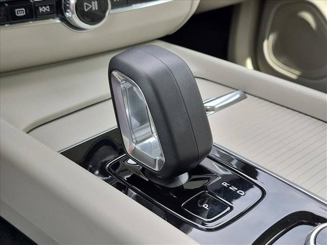 Used 2023 Volvo XC60 B5 Core AWD/4WD image 12