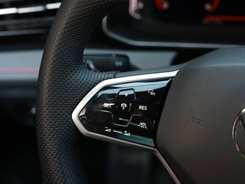 Used 2025 Volkswagen Jetta GLI Autobahn image 32