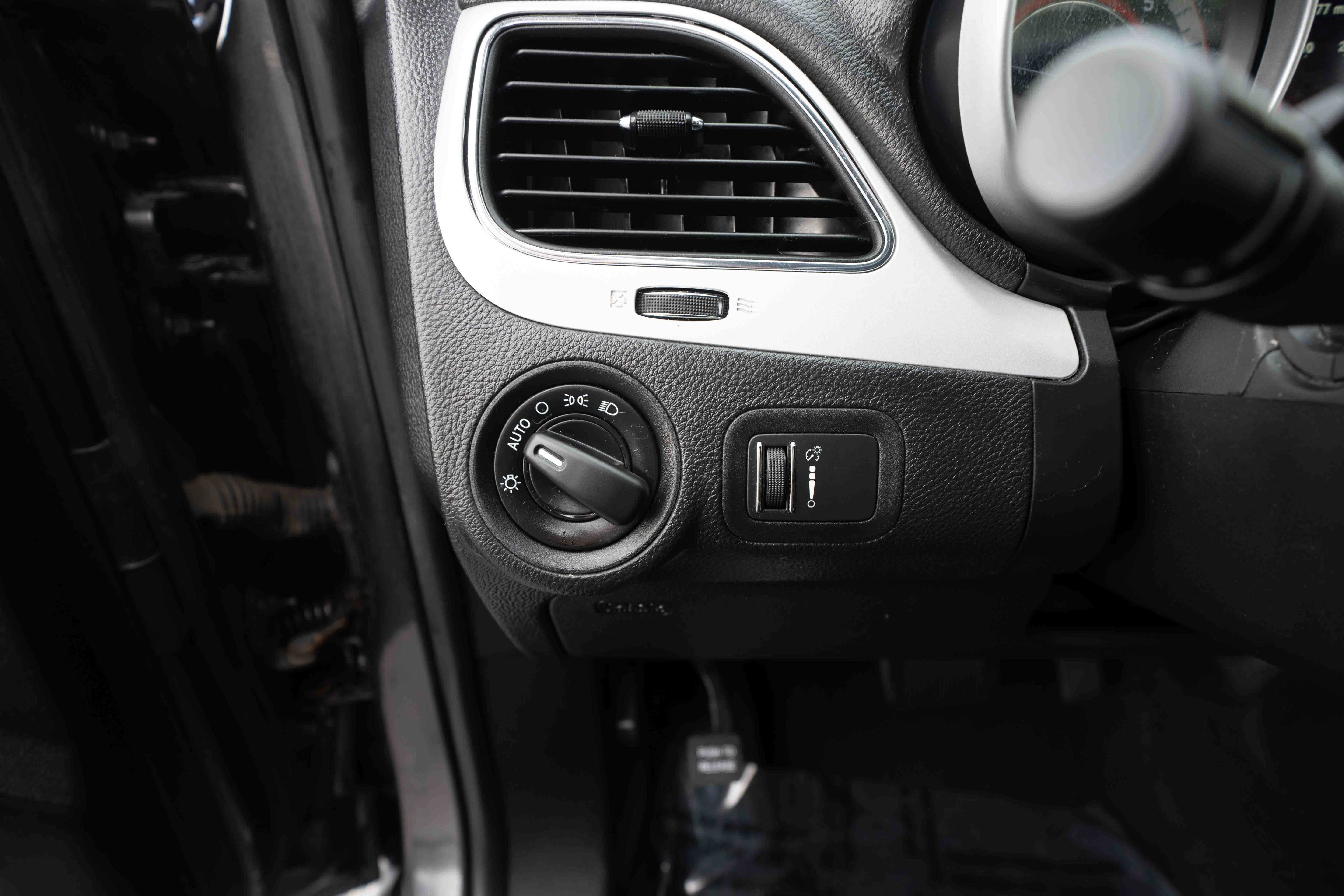 Used 2019 Dodge Journey SE FWD image 11