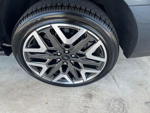 Certified 2025 Ford Expedition Platinum w/ Platinum Ultimate Package AWD/4WD image 33