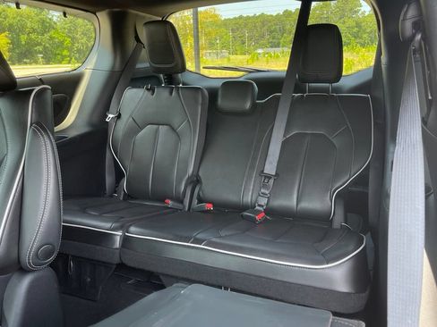 Used 2022 Chrysler Pacifica Limited w/ Uconnect Theater Family Group FWD image 44