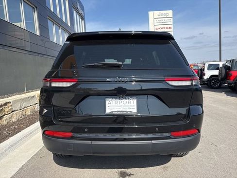 Used 2024 Jeep Grand Cherokee Altitude AWD/4WD image 4