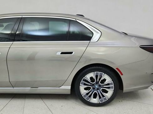 Used 2023 BMW i7 xDrive60 image 9