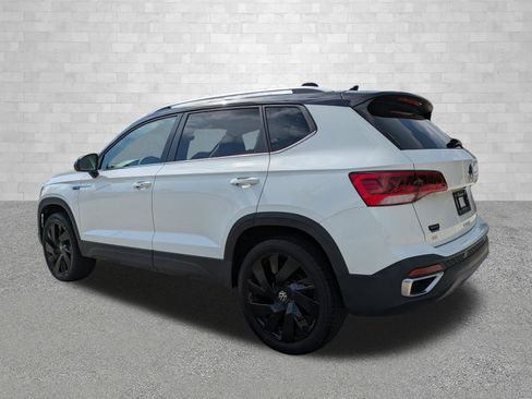 Used 2024 Volkswagen Taos SE w/ Panoramic Sunroof Package AWD/4WD image 4