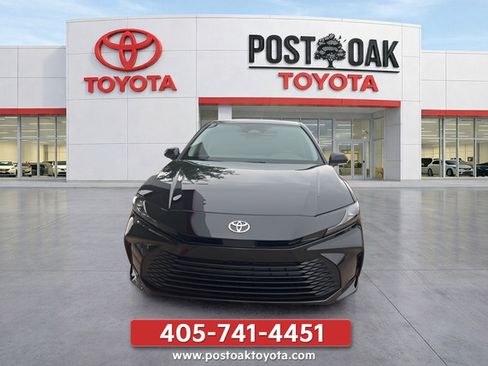 Used 2025 Toyota Camry LE w/ Convenience Package FWD image 2