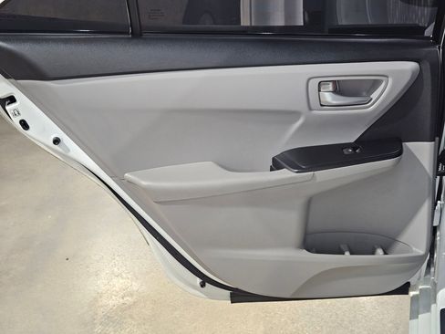 Used 2015 Toyota Camry SE w/ Moonroof Package image 33