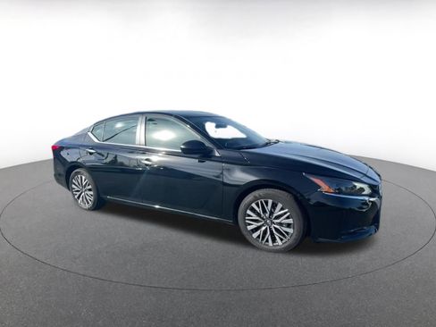 Used 2025 Nissan Altima 2.5 SV image 2