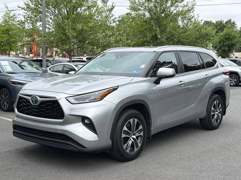 Used 2023 Toyota Highlander XLE AWD/4WD image 2