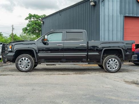 Used 2017 GMC Sierra 2500 Denali w/ Duramax Plus Package image 3