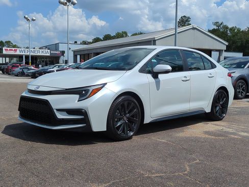 Used 2026 Toyota Corolla SE FWD image 2