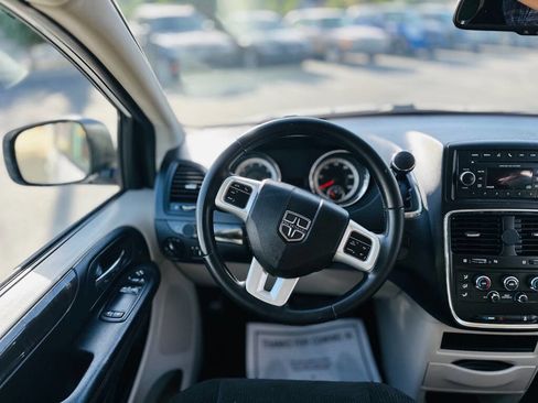 Used 2017 Dodge Grand Caravan SE w/ UConnect Hands-Free Group FWD image 11