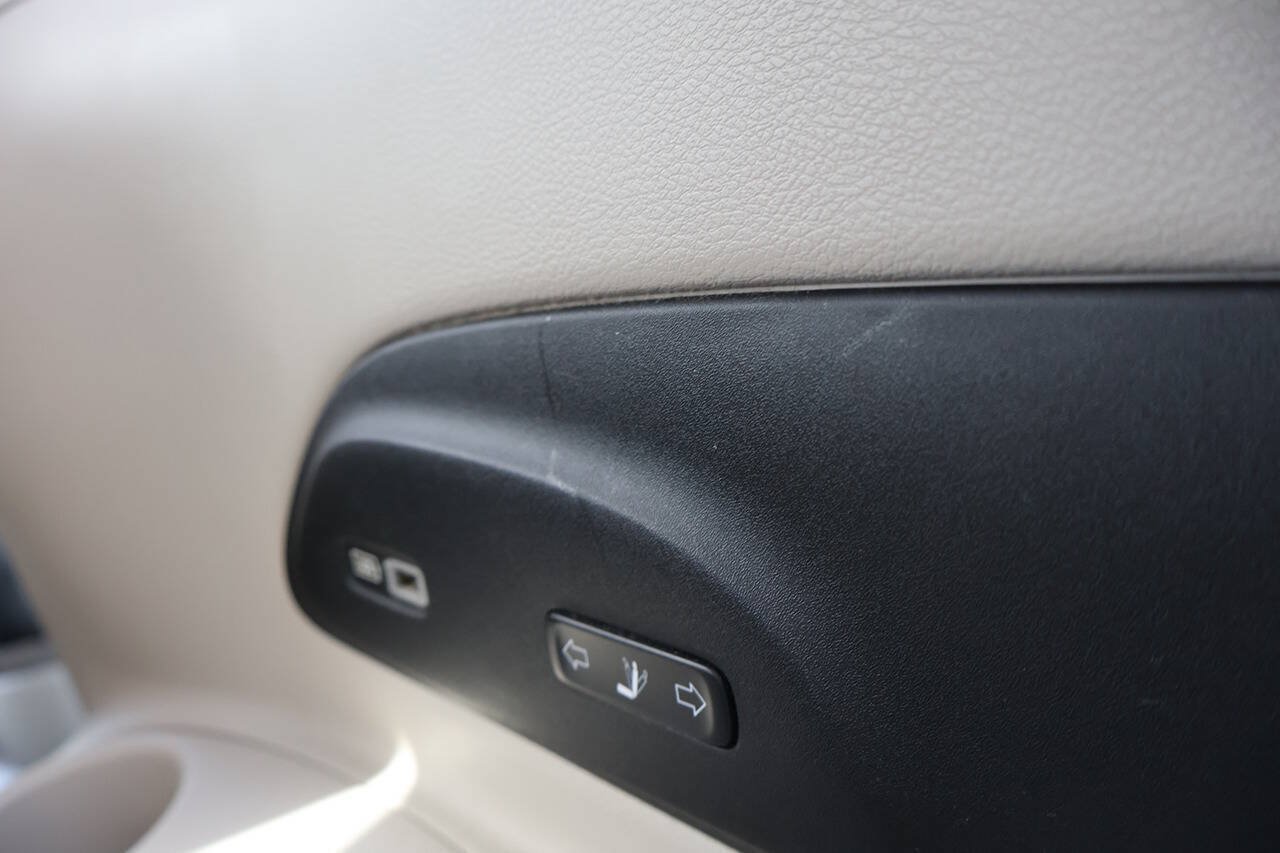 Used 2018 Chrysler Pacifica Limited FWD image 10