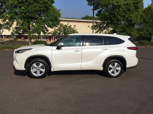 Used 2020 Toyota Highlander LE AWD/4WD image 3