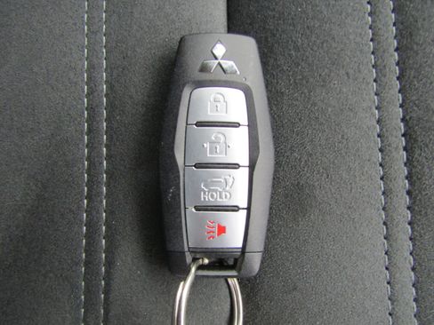 Used 2023 Mitsubishi Outlander SE image 32