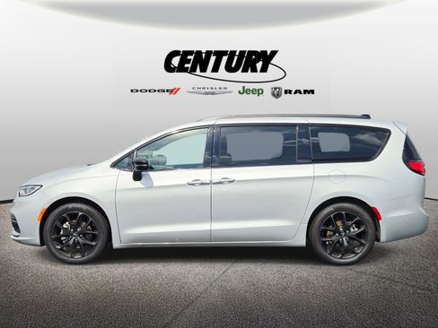Used 2024 Chrysler Pacifica Limited w/ S Appearance Package FWD image 7
