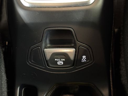 Used 2018 Jeep Renegade Latitude w/ Cold Weather Group image 33