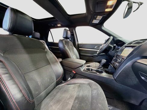 Used 2018 Ford Explorer XLT w/ Equipment Group 202A FWD image 20
