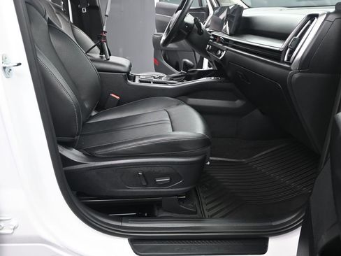 Certified 2025 Kia Sorento EX w/ Panoramic Sunroof Package image 18