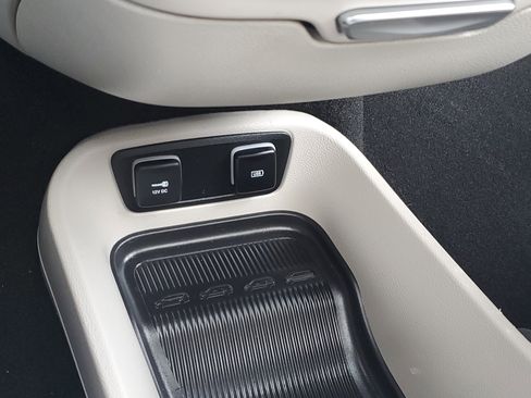 Used 2019 Chrysler Pacifica Limited w/ Tire & Wheel Group FWD image 28
