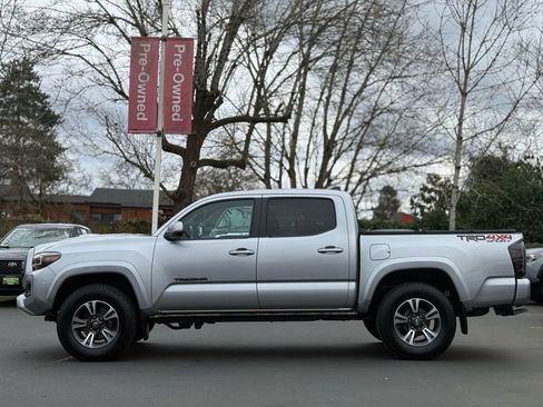Used 2018 Toyota Tacoma TRD Sport image 2