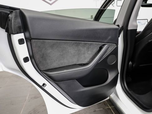 Used 2021 Tesla Model Y Long Range image 40