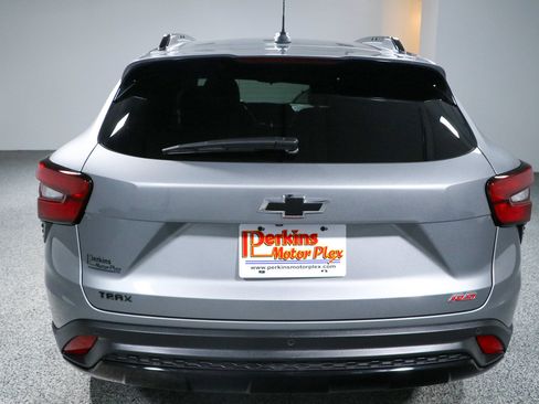 Used 2025 Chevrolet Trax RS w/ Sunroof Package FWD image 8