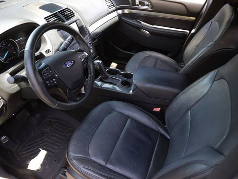 Used 2018 Ford Explorer XLT w/ Equipment Group 202A FWD image 4