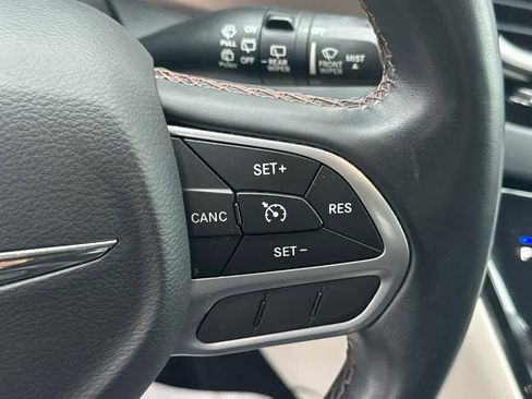 Used 2017 Chrysler Pacifica Touring-L image 25