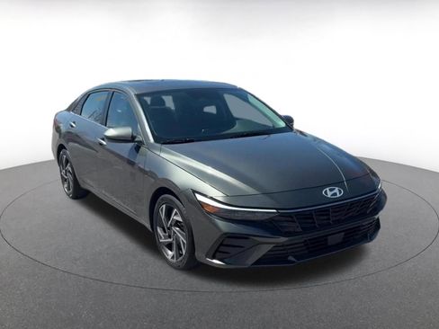 Used 2025 Hyundai Elantra SEL image 3