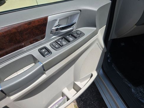Used 2010 Chrysler Town & Country Touring w/ Entertainment Group #2 FWD image 11