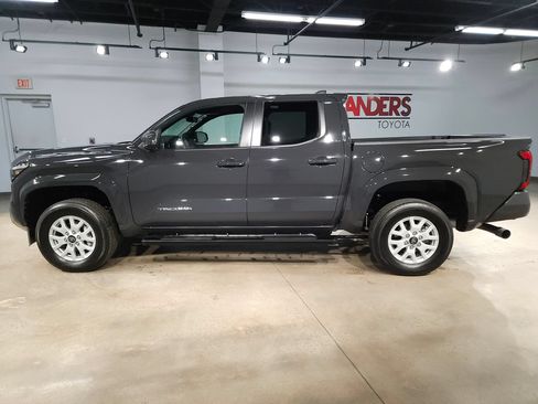 Certified 2025 Toyota Tacoma SR5 w/ SR5 Upgrade Package AWD/4WD image 4