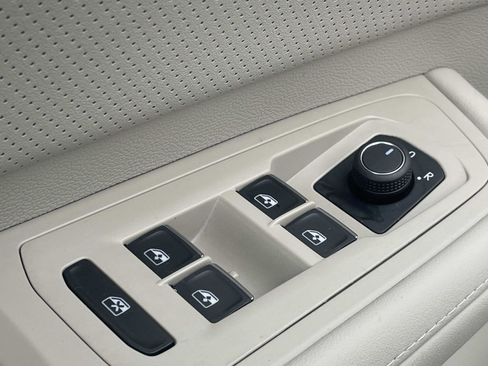 Certified 2025 Volkswagen Atlas SE w/ Panoramic Sunroof Package image 18