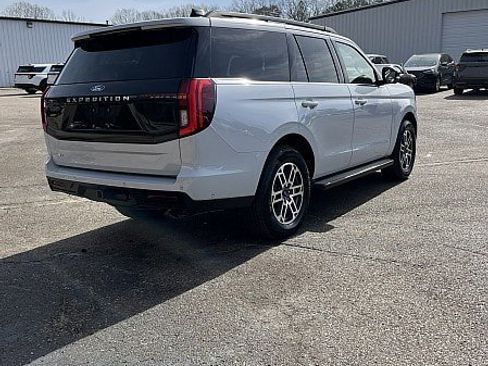 Used 2025 Ford Expedition Active image 7